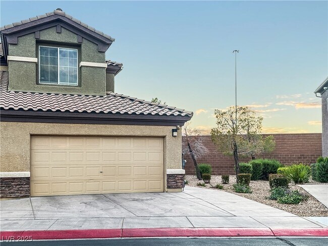 Building Photo - 6868 Sky Pointe Dr