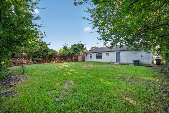 Building Photo - 4909 Holloway Dr