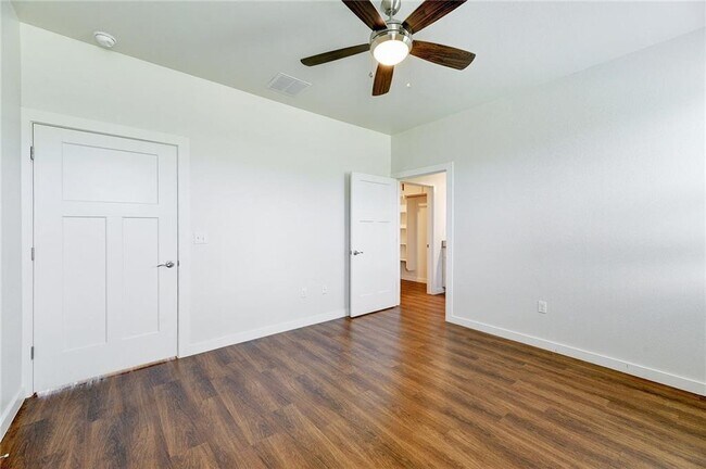 Building Photo - 400 Rose Dr