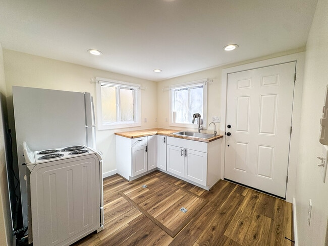 Building Photo - 6071 N Shady Side Dr