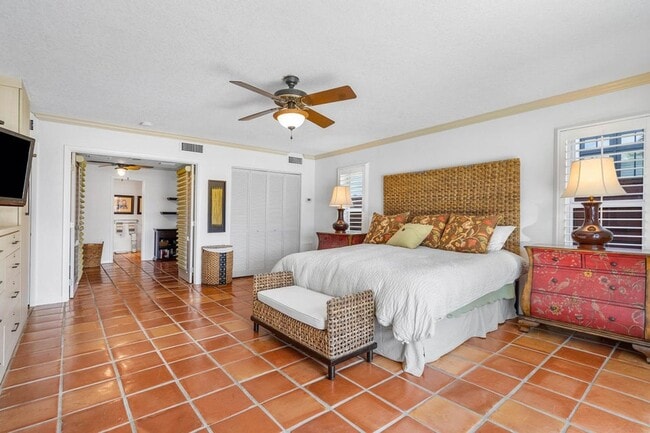 Building Photo - 2330 NE 48th St