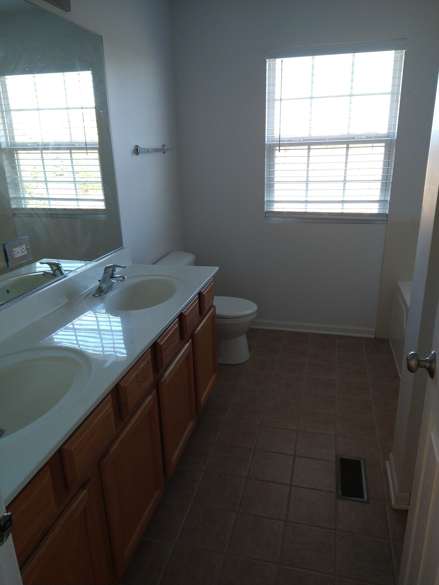 Building Photo - 2291 Beresford Dr
