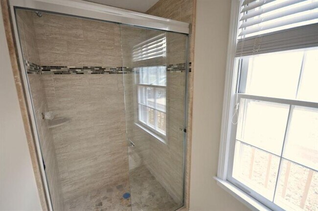Building Photo - 4060 Summit Dr