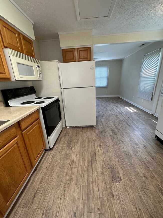 Building Photo - 1528 Redwood Dr