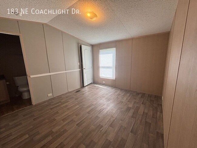 Building Photo - 183 Coachlight Dr