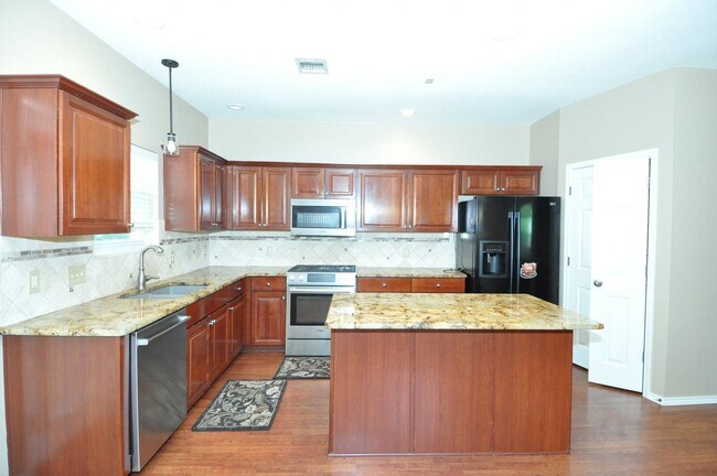 Building Photo - Amazing 3 bedroom, 2 bath home with an off...