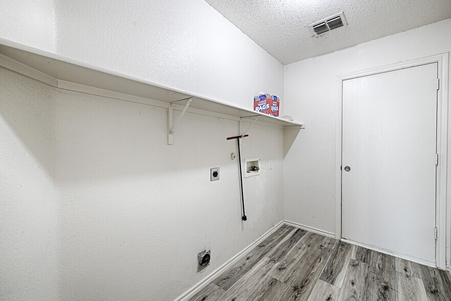 Building Photo - 5909 Thoroughbred Trl