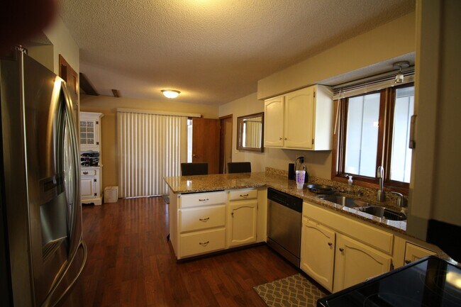 Building Photo - Entertainers dream in the heart of Eden Pr...