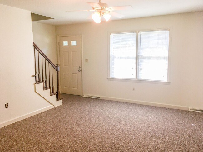 Building Photo - River Bend #20