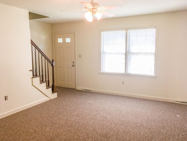 Building Photo - Very nice Townhome