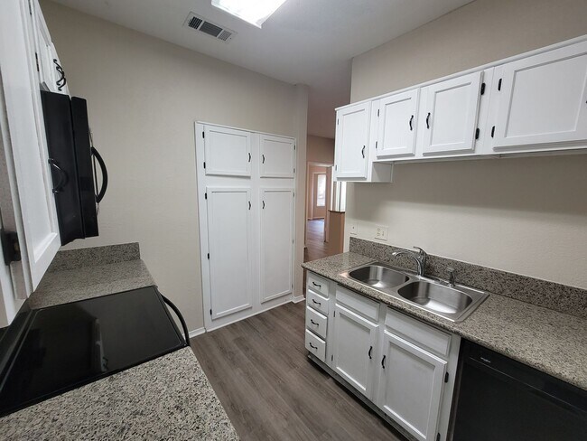 Building Photo - Newly remodeled