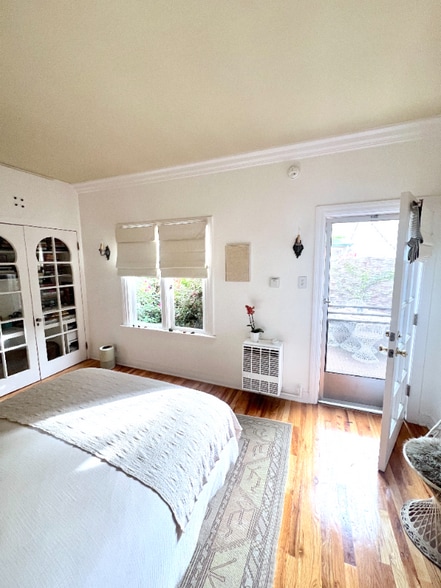 Building Photo - 2264 1/4 Beachwood Dr