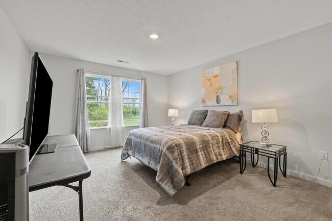 Building Photo - 5969 Hollett Dr S