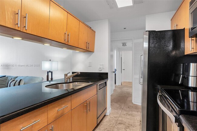 Building Photo - 1581 Brickell Ave