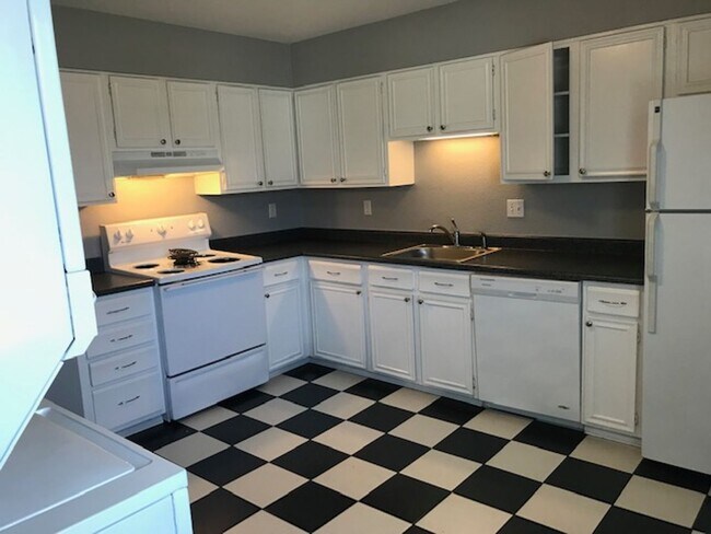 Building Photo - Bright & Beautiful Top Floor 2-bedroom 1 Bath Across Berkeley Park Lake