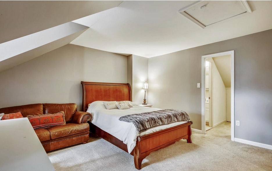 Top Floor Room with Closet - 1176 N Utah St
