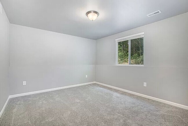 Building Photo - Spacious 4 bedroom for lease