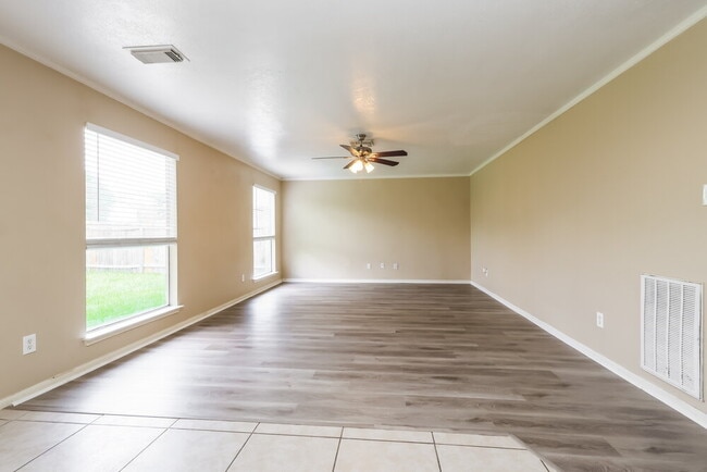 Building Photo - 3015 Cinnamon Glen Dr