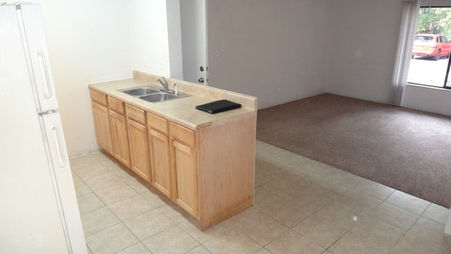 Kitchen - Sprucewood Apartments