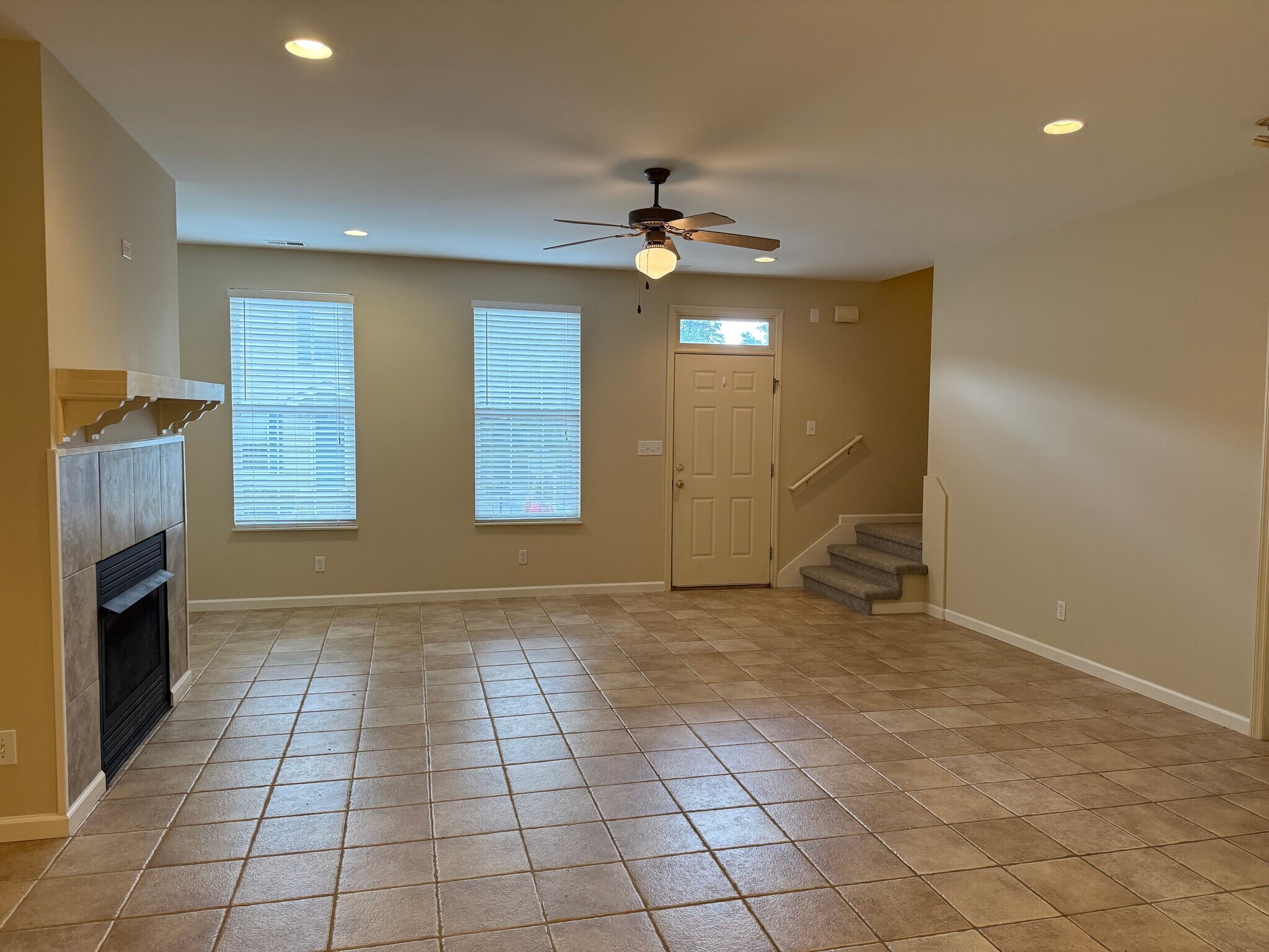 Large living space w/fireplace/ceiling fan - 10724 Prince Albert Way