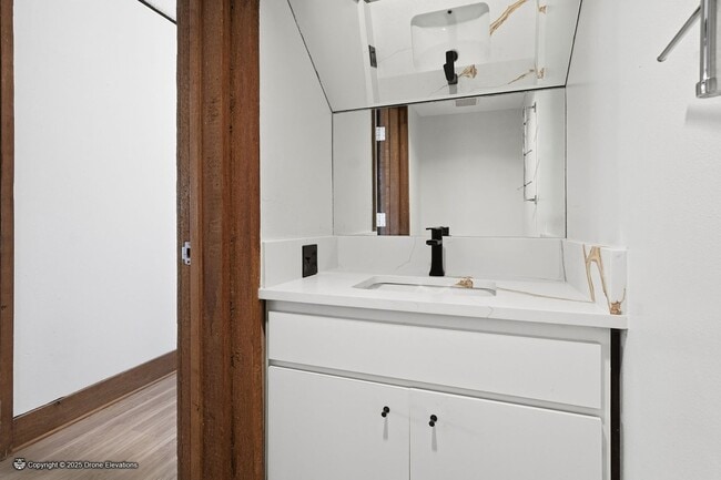 Building Photo - DOWNTOWN ~ Luxury Gene Leedy Townhouse ~ with Community Pool