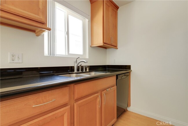 Building Photo - 972 Larrabee St