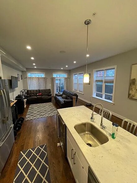 Building Photo - 761 Kenyon St NW