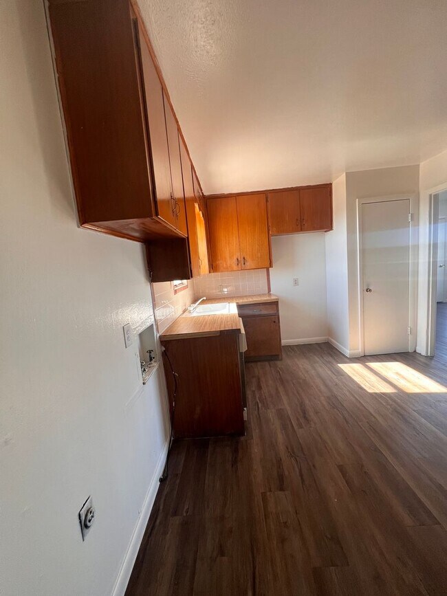 Building Photo - Charming home located near John Ireland El...
