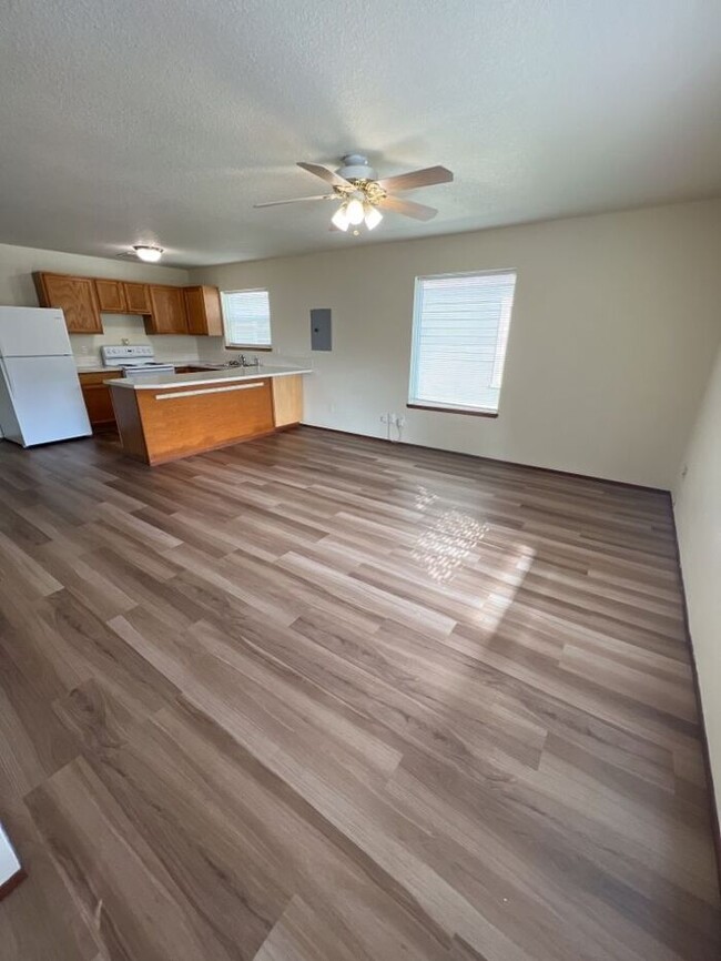 Building Photo - Spacious 2 Bedroom, 2 Bath - Move-in Ready