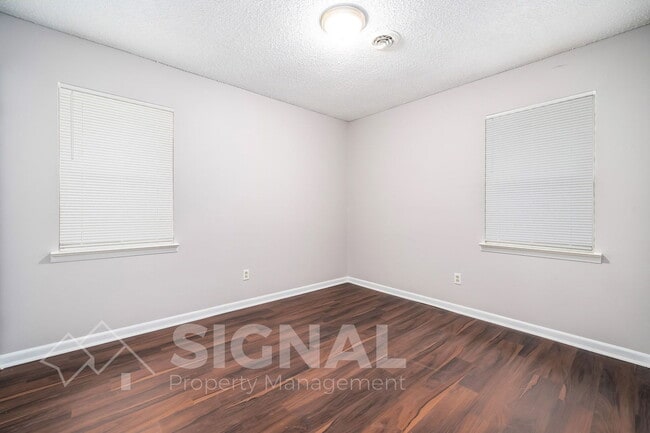 Building Photo - 515 8th Ave SW