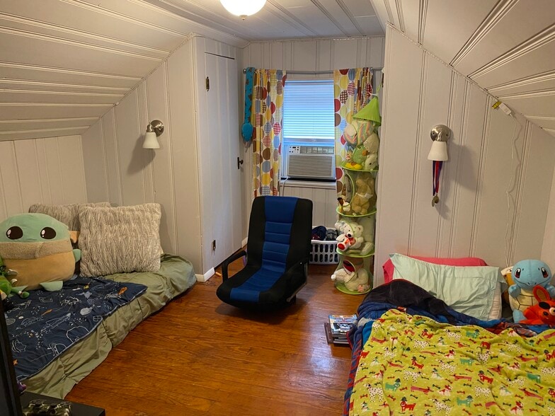 2nd Story Loft - 57 Burdsall Ave