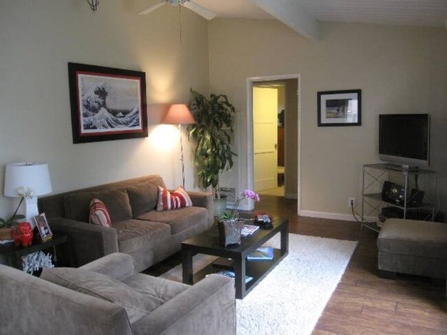 Building Photo - **Coastal Charm in Central Encinitas – 2 B...