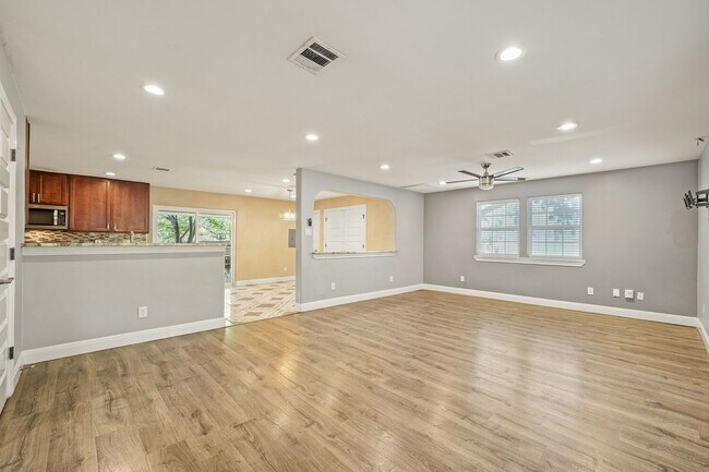 Building Photo - 5001 Canella Dr