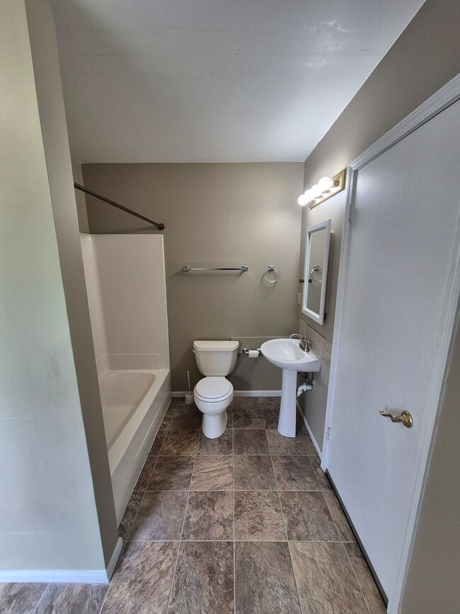 Building Photo - Charming 2 bed-1 bath in Bloomington