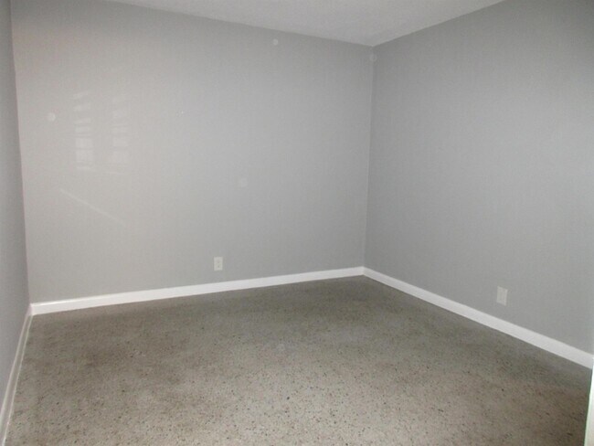 Building Photo - 1118 N H St