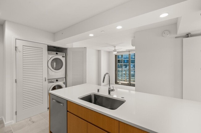 Building Photo - Sky Ala Moana West — 2 Bed / 2 Bath / 2 Pa...