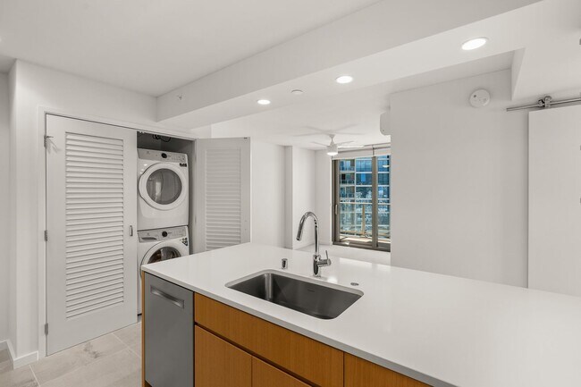 Building Photo - Sky Ala Moana West — 2 Bed / 2 Bath / 2 Parking