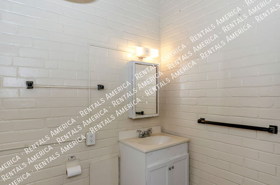 Building Photo - 947 N Alvernon Way