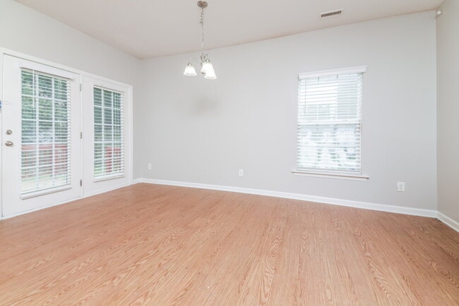 Building Photo - 1543 Cairo Way