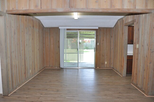 Building Photo - 2 Bedroom 1 Bath 1 Car Garage in Heart of ...