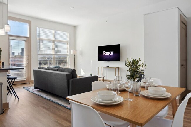 Building Photo - 264 N Walton St