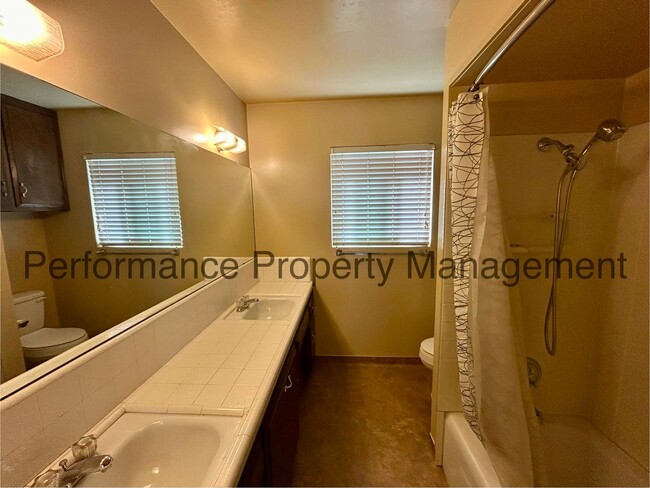 Building Photo - Cozy 3 Bed/2 Bath SW Bakersfield Home w/ P...