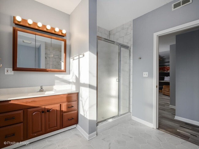 Building Photo - 4014 S Drexel Blvd