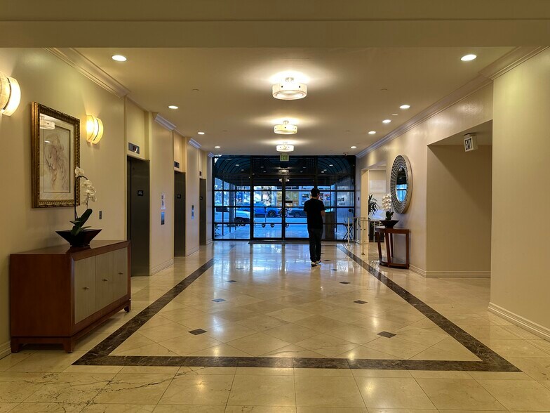Lobby, 24 hr Front Desk - 600 W 9th St