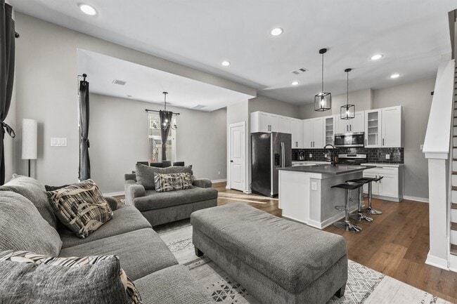 Building Photo - 6704 Parker Grv Ln