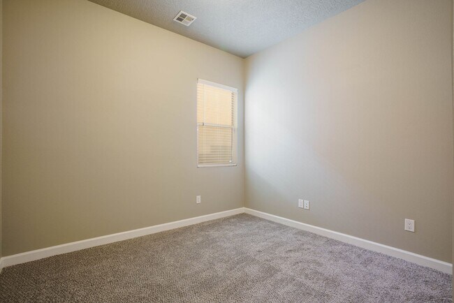 Building Photo - 3289 Oakmount Dr SE