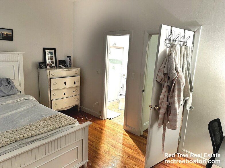 Building Photo - 202 St Paul St