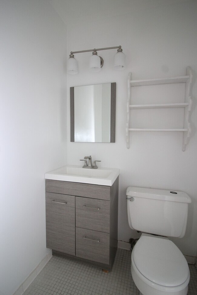 Building Photo - 2026/2027 Loyola off-campus 2bd/1.5ba Condo Near Loyola & NDM! Available 6/9/2026