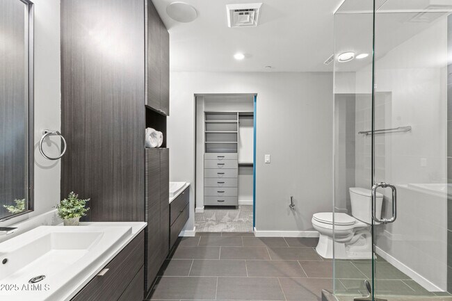 Building Photo - 200 W Portland St