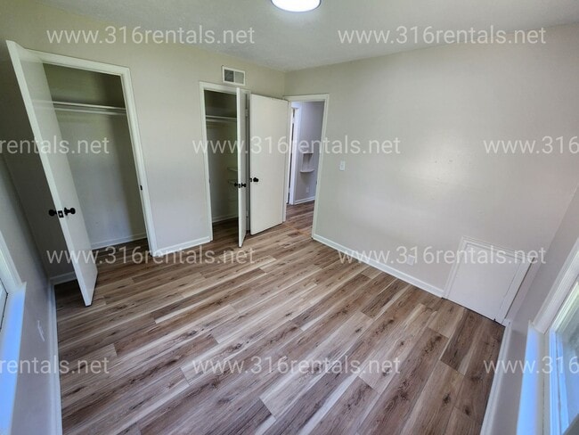 Building Photo - $1,250 - 3 bed 1 bath - Newly Renovated Si...